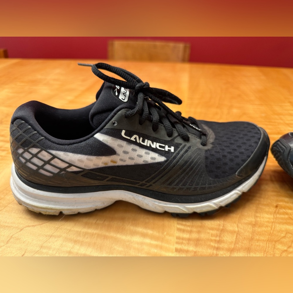 Brooks Women’s Launch Black and White Running Shoes. Size 7 - Picture 5 of 5